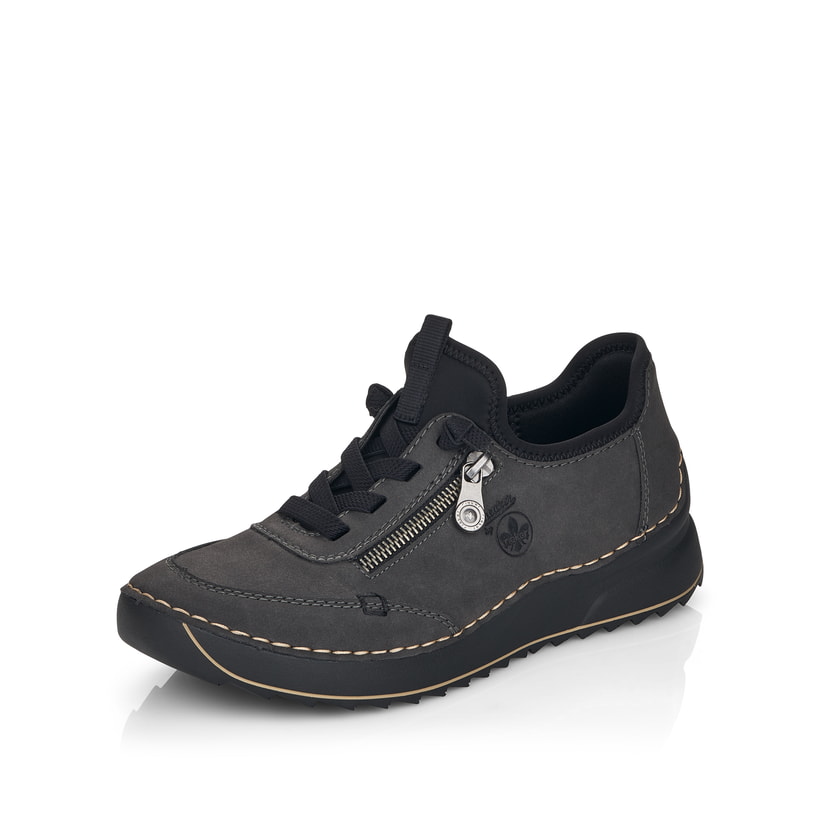 Granitgraue Rieker Damen Slipper 51568-45 mit einer schockabsorbierenden Sohle. Schuh seitlich schräg.