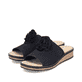 Schwarze Rieker Damen Pantoletten V3659-00 mit einer schockabsorbierenden Sohle. Schuhpaar seitlich schräg.