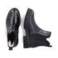 
Glanzschwarze Rieker Damen Chelsea Boots Z8584-00 mit einer leichten Profilsohle. Schuhpaar von oben.
