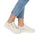 Weiße Rieker Damen Sneaker Low N4914-80 mit einem Reißverschluss. Schuh am Fuß.