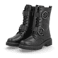 Tiefschwarze remonte Damen Biker Boots D1W70-00 mit runden Zierschnallen. Schuhpaar seitlich schräg.