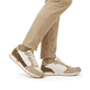 Beige Rieker Herren Sneaker Low U0307-80 mit einer griffigen und leichten Sohle. Schuh am Fuß.