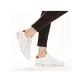 
Sternenweiße Rieker Damen Slipper N0905-81 mit Reißverschluss sowie einer Profilsohle. Schuh am Fuß