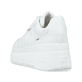 Weiße Rieker Damen Sneaker Low M7811-80 mit leichter und griffiger Plateausohle. Schuh von hinten.