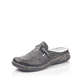 Schwarze Rieker Damen Clogs 46393-00 mit einem Elastikeinsatz sowie Ziernähten. Schuh seitlich schräg.