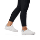 Weiße Rieker Damen Sneaker Low 41902-80 mit super leichter und flexibler Sohle. Schuh am Fuß.