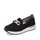 Schwarze Rieker Damen Loafer 58944-00 mit Elastikeinsatz sowie stylischer Kette. Schuh seitlich schräg.