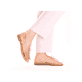 Pastellrosane Rieker Damen Riemchensandalen 64281-31 mit einer robusten Profilsohle. Schuh am Fuß