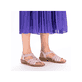 Pastellrosane Rieker Damen Riemchensandalen 60801-30 mit einem Elastikeinsatz. Schuh am Fuß.