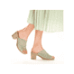 Mintgrüne Rieker Damen Pantoletten 67087-52 mit einer leichten Sohle mit Blockabsatz. Schuh am Fuß