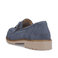 Blaue Rieker Damen Loafer 51863-10 mit Elastikeinsatz sowie modischer Kette. Schuh von hinten.