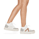 Weiße Rieker Damen Sneaker High M1935-80 mit einer flexiblen Plateausohle. Schuh am Fuß.