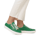 Grüne Rieker Damen Sneaker Low L59L1-52 mit einem Reißverschluss. Schuh am Fuß.