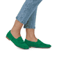 Smaragdgrüne remonte Damen Loafer D0K02-52 mit einem Elastikeinsatz. Schuh am Fuß.