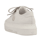 Altweiße Rieker Damen Sneaker Low M1926-80 mit Schnürung sowie geprägtem Logo. Schuh von hinten.