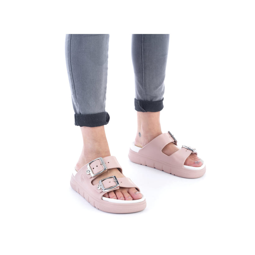 Blütenrosane Rieker Damen Pantoletten P2180-31 mit einer ultra leichten Sohle. Schuh am Fuß