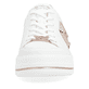 Weiße remonte Damen Sneaker D1C02-80 mit einer Schnürung sowie Metallelement. Schuh von vorne.