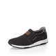 Schwarze Rieker Herren Slipper B3450-00 mit Elastikeinsatz sowie braunem Logo. Schuh seitlich schräg.