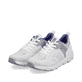 Weiße Rieker Damen Sneaker Low 40410-80 mit super leichter und flexibler Sohle. Schuhpaar seitlich schräg.