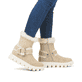 Beige Rieker Damen Kurzstiefel W2073-62 mit ultraleichter und flexibler Sohle. Schuh am Fuß.