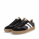 Schwarze Rieker Herren Sneaker Low U0707-00 im Retro-Look mit weißen Streifen an der Seite sowie einer Schnürung. Schuhpaar seitlich schräg.
