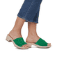 Smaragdgrüne remonte Damen Pantoletten D0N56-52 mit Klettverschluss. Schuh am Fuß.