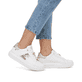 Weiße Rieker Damen Sneaker Low W1202-82 mit ultra leichter und flexibler Sohle. Schuh am Fuß.