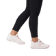Weiße Rieker Damen Sneaker Low 40404-80 mit flexibler und super leichter Sohle. Schuh am Fuß.