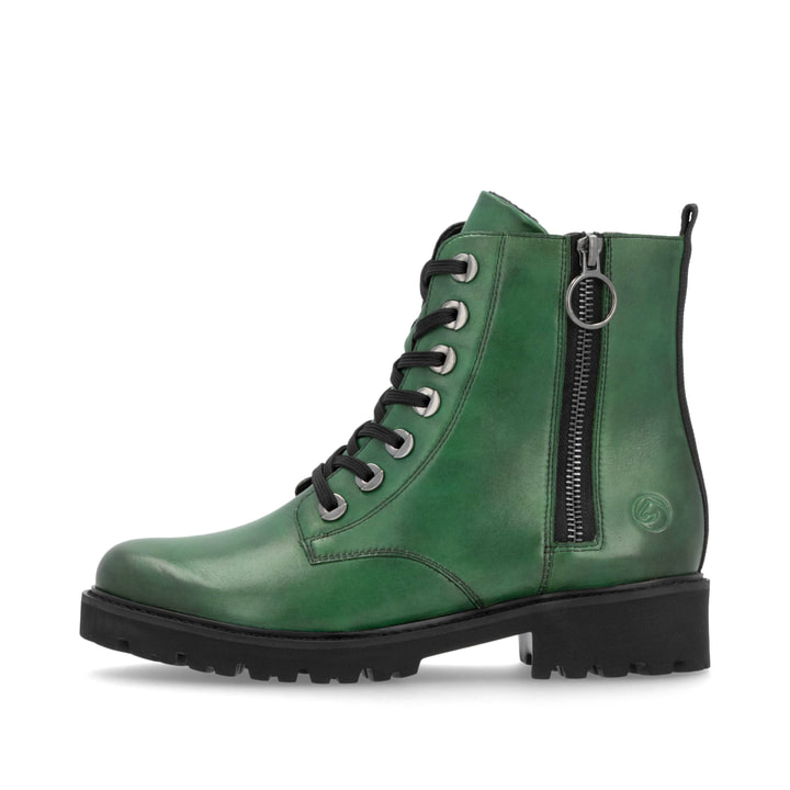 Grüne remonte Damen Biker Boots D8671-53 mit markanten Ösen sowie Reißverschluss. Schuh Außenseite.