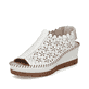 Weiße Rieker Keilsandaletten 60355-80 mit Elastikeinsatz sowie Löcheroptik. Schuh seitlich schräg.