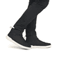 Schwarze Rieker Herren Sneaker High 07100-00 mit flexibler Sohle. Schuh am Fuß.
