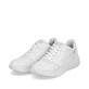 Weiße Rieker Herren Sneaker Low U0500-80 mit flexibler und ultra leichter Sohle. Schuhpaar seitlich schräg.