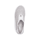 Weiße Rieker Damen Slipper N0965-80 mit Elastikeinsatz sowie Löcheroptik. Schuh von oben.