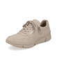 Beige Rieker Damen Sneaker Low M0131-60 mit Reißverschluss sowie geprägtem Logo. Schuh seitlich schräg.