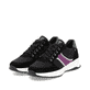 Schwarze Rieker Damen Sneaker Low W1305-00 mit einer strapazierfähigen Sohle. Schuhpaar seitlich schräg.