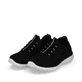 Schwarze Rieker Damen Slipper M5074-00 mit ultra leichter und flexibler Sohle. Schuhpaar seitlich schräg.