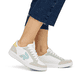 Weiße Rieker Damen Sneaker Low 41909-80 mit flexibler und super leichter Sohle. Schuh am Fuß.