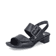 Schwarze Rieker Riemchensandaletten 62663-01 mit einem Klettverschluss. Schuh seitlich schräg.