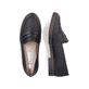 Schwarze Rieker Damen Loafer 45300-00 mit einem Elastikeinsatz. Schuh von oben, liegend.
