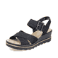 Schwarze Rieker Keilsandaletten 67463-00 mit einem Klettverschluss. Schuh seitlich schräg.