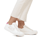 Weiße Rieker Damen Sneaker Low L5901-80 mit Schnürung sowie floralem Muster. Schuh am Fuß.