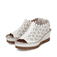 Weiße Rieker Keilsandaletten 60355-80 mit Elastikeinsatz sowie Löcheroptik. Schuhpaar seitlich schräg.