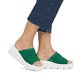 Grüne Rieker Damen Pantoletten W1551-52 mit ultra leichter und flexibler Sohle. Schuh am Fuß.