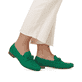 Grasgrüne Rieker Damen Loafer 51999-52 mit Elastikeinsatz sowie modischer Kette. Schuh am Fuß.