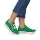 Grüne remonte Damen Sneaker D1302-52 mit Reißverschluss sowie Komfortweite G. Schuh am Fuß.