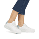 Weiße Rieker Damen Sneaker Low W0704-80 mit einer abriebfesten Sohle. Schuh am Fuß.