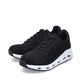 Schwarze Rieker Damen Sneaker Low N5201-00 mit flexibler Sohle. Schuhpaar seitlich schräg.
