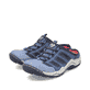 Blaue Rieker Damen Clogs L0555-10 mit Gummischnürung sowie einer leichten Sohle. Schuhpaar seitlich schräg.