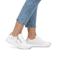 Weiße Rieker Damen Sneaker Low N1403-80 mit Reißverschluss sowie Extraweite H. Schuh am Fuß.