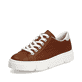 Braune Rieker Damen Sneaker Low N5906-24 mit Schnürung sowie einem Textprint. Schuh seitlich schräg.